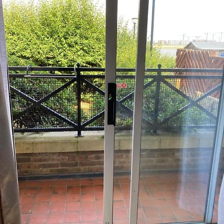 Comfortable Room With Private Balcony And Shared House London Exterior photo