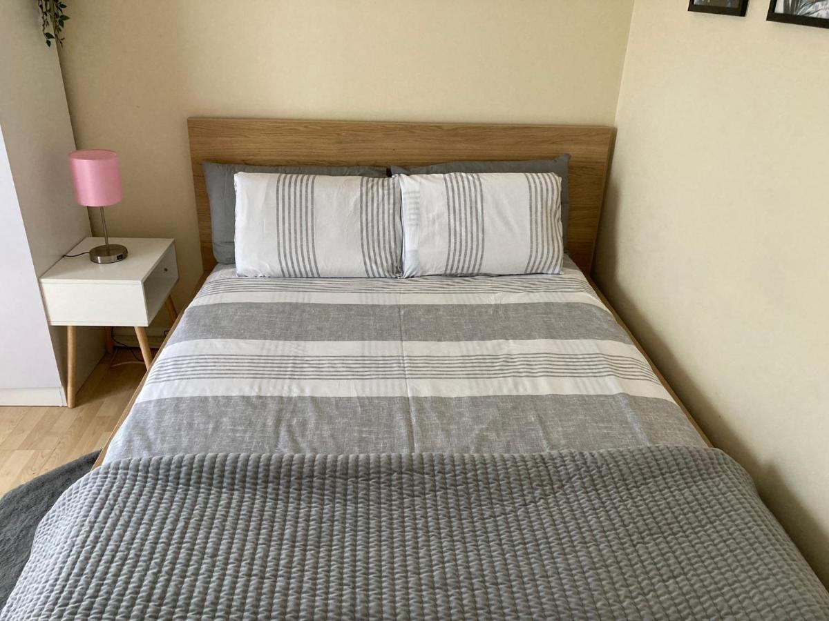 Comfortable Room With Private Balcony And Shared House London Exterior photo